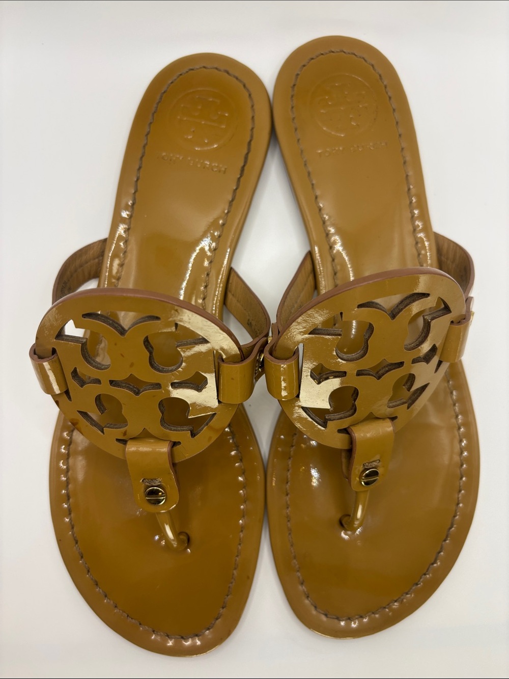 Tory Burch Mocha Miller Patent Logo Thong Sandals - Picture 2 of 9